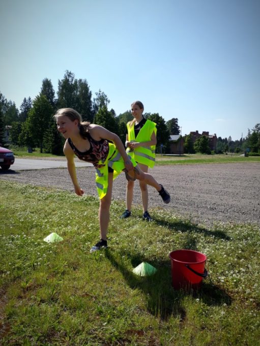 Nuori heittää hevosenkenkää